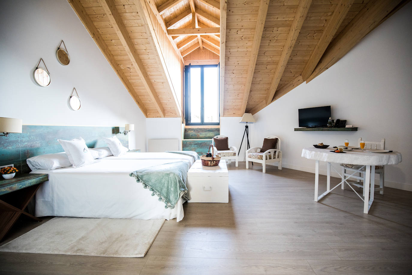 Ideal para una escapada en pareja o en familia, The Rock Suites&Spa ofrece un lugar idílico, un perfecto mirador hacia El Bierzo y unas instalaciones de auténtico lujo para disfrutar de momentos inolvidables.