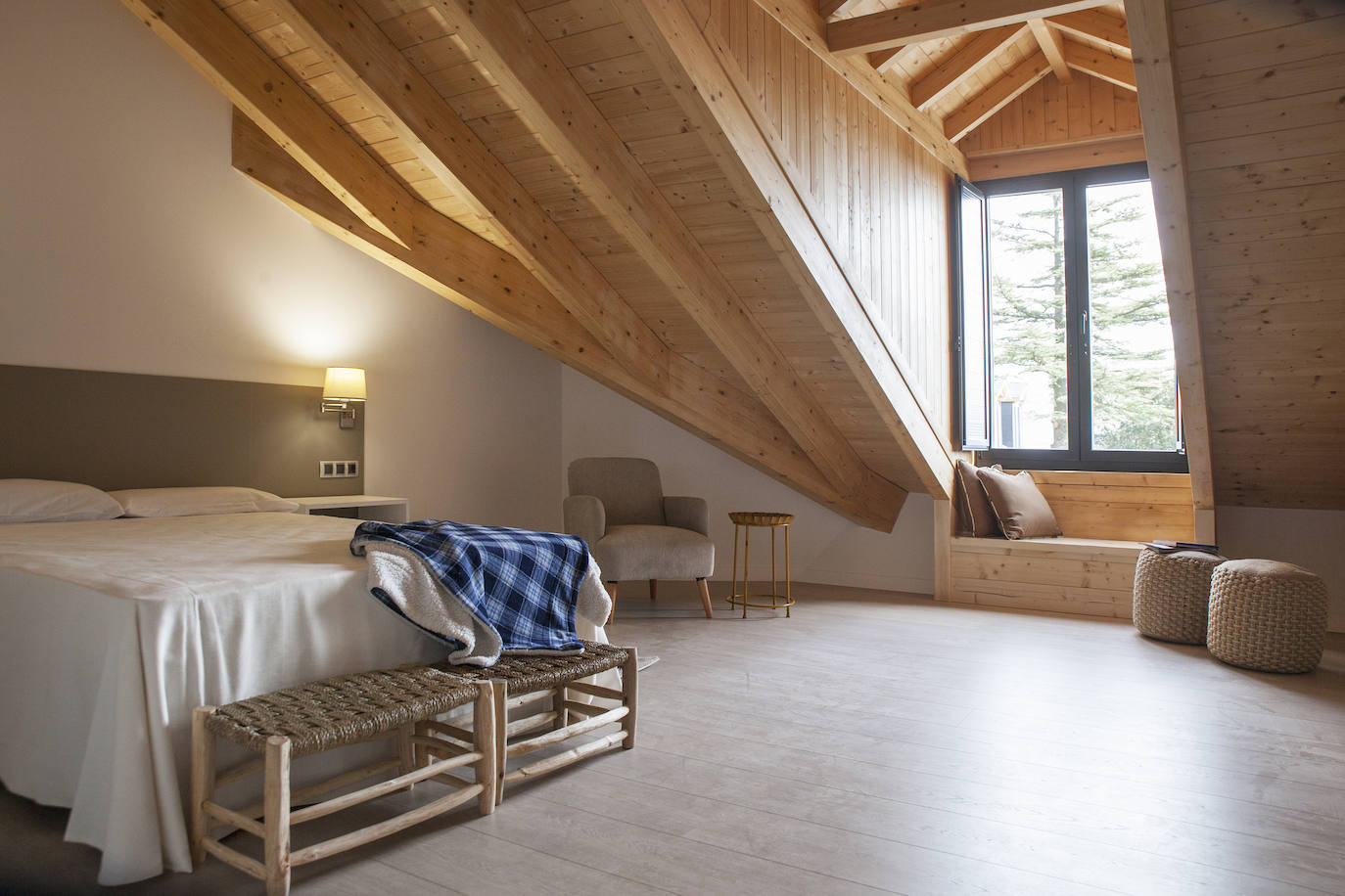 Ideal para una escapada en pareja o en familia, The Rock Suites&Spa ofrece un lugar idílico, un perfecto mirador hacia El Bierzo y unas instalaciones de auténtico lujo para disfrutar de momentos inolvidables.