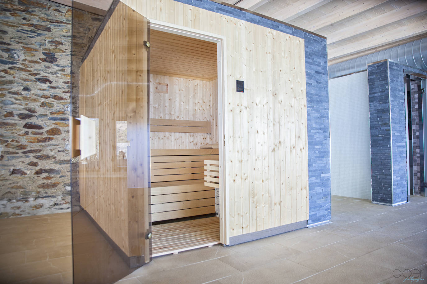 Ideal para una escapada en pareja o en familia, The Rock Suites&Spa ofrece un lugar idílico, un perfecto mirador hacia El Bierzo y unas instalaciones de auténtico lujo para disfrutar de momentos inolvidables.