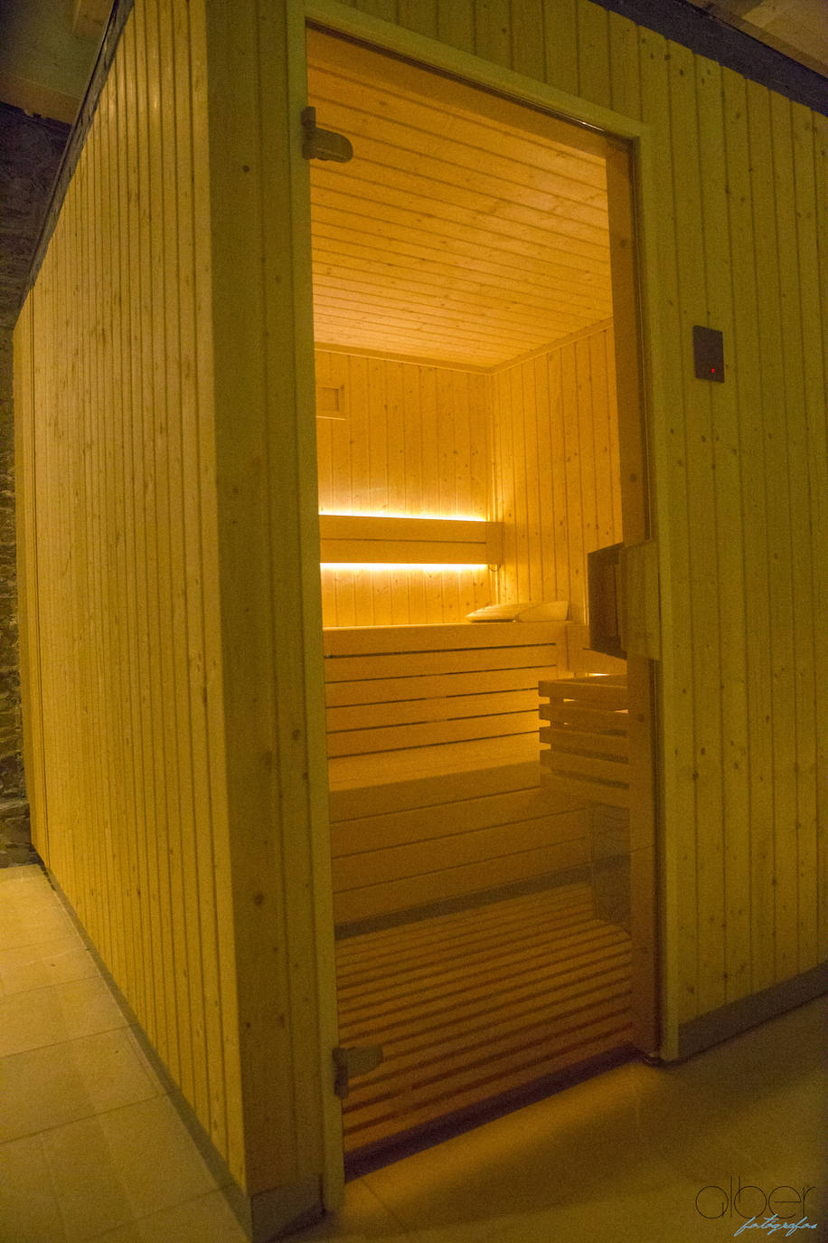 Ideal para una escapada en pareja o en familia, The Rock Suites&Spa ofrece un lugar idílico, un perfecto mirador hacia El Bierzo y unas instalaciones de auténtico lujo para disfrutar de momentos inolvidables.