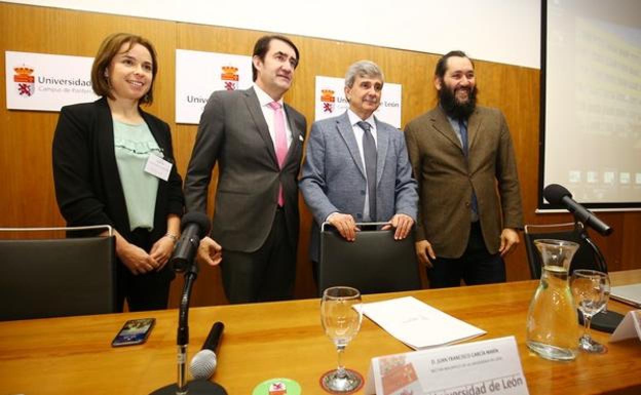 El consejero de Fomento y Medio Ambiente, Juan Carlos Suárez-Quiñones (2I), junto al rector de la ULE, Juan Francisco García Marín (2D), el director ejecutivo de Cesefor, Pablo Sabín (D), y la subdirectora de la EIAF, Flor Álvarez, durante la inauguración de las jornadas Foresnet.