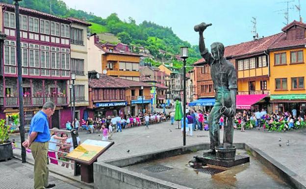 Tomar sidra en la plaza de Requejo es todo un clásico cuando se está en Mieres. Y si no que se lo digan al chef José Andrés, que en su última visita a Asturias colgó un vídeo mostrando cómo se escanciaba la sidra que vieron decenas de miles de personas. Un lugar que también visitó con el fallecido chef televisivo Anthony Bourdain. 