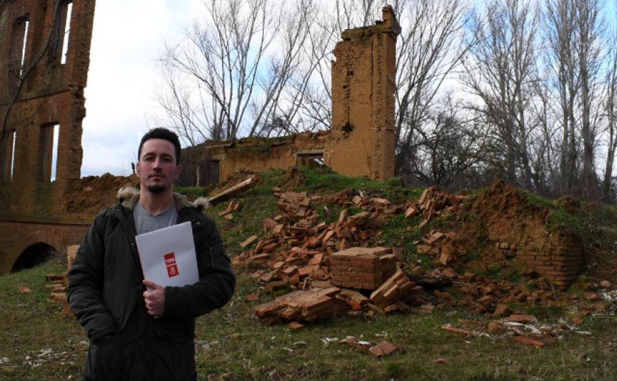 Alberto Fernández, en las ruinas del molino. 