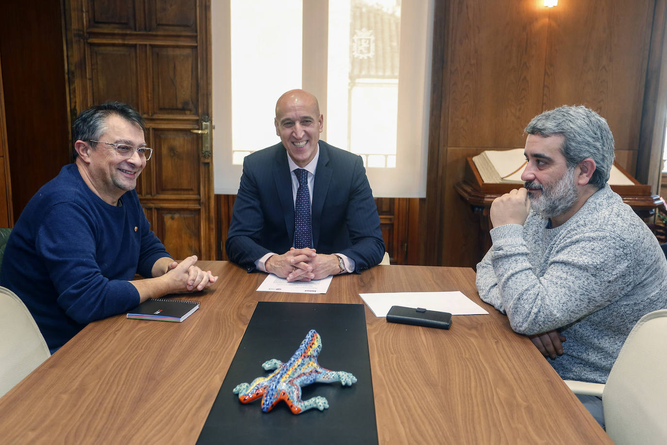 Reprsentantes sindicales durante el encuentro mantenido con el alcalde de León.