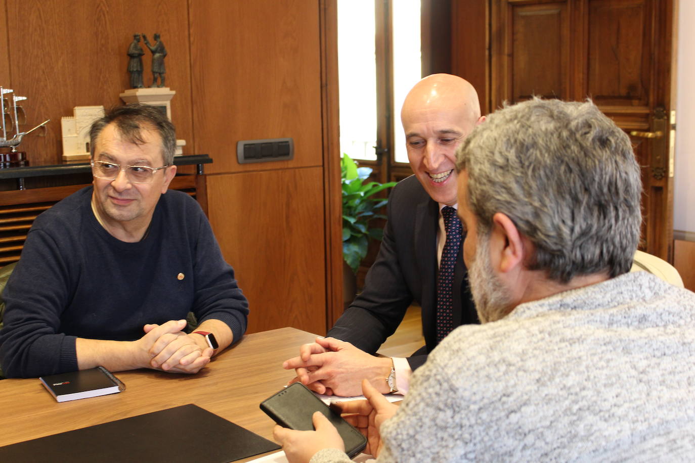 Reprsentantes sindicales durante el encuentro mantenido con el alcalde de León.