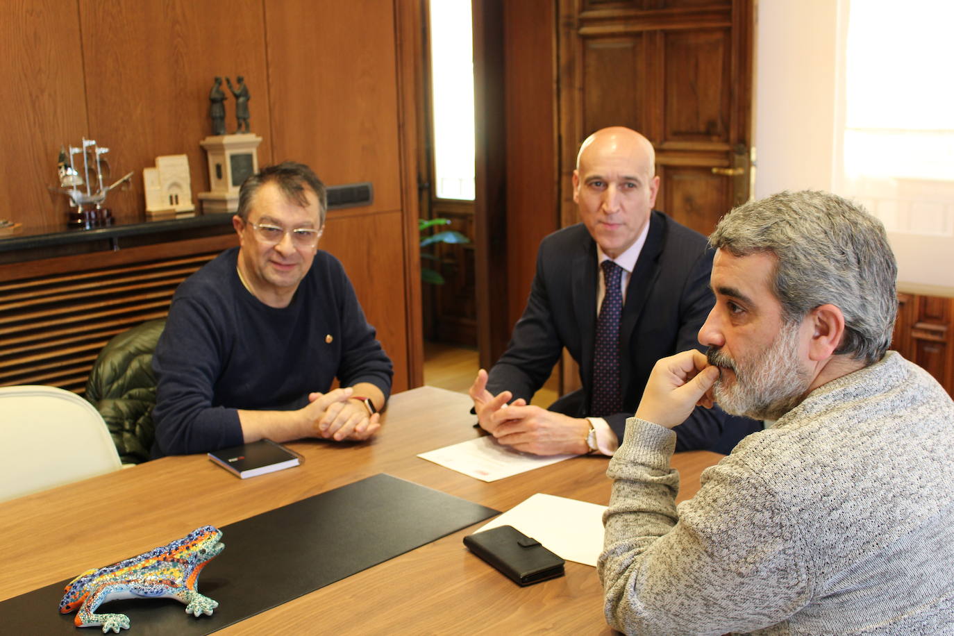 Reprsentantes sindicales durante el encuentro mantenido con el alcalde de León.