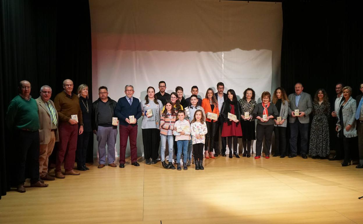 Todos los premiados junto a miembros del Ayuntamiento y de la asociación organizadora. 