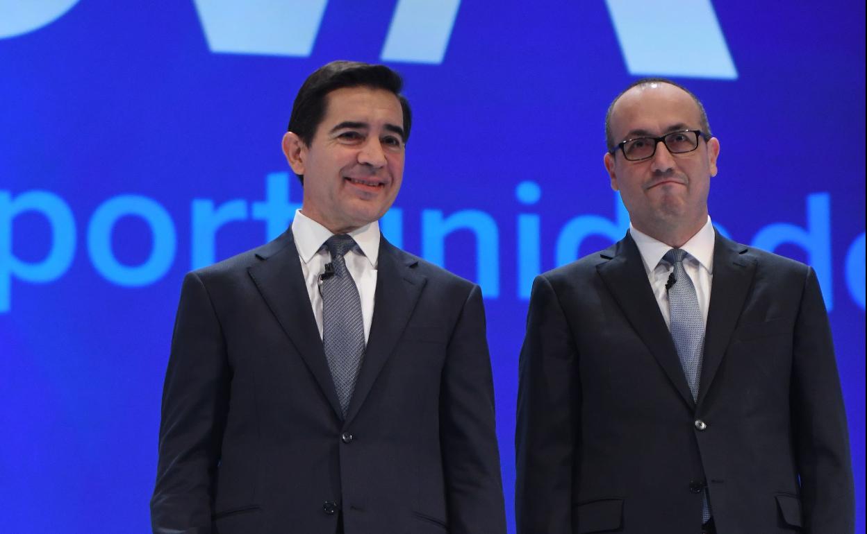 Carlos Torres (izda), presidente de BBVA, y Onur Genç, consejero delegado del banco 