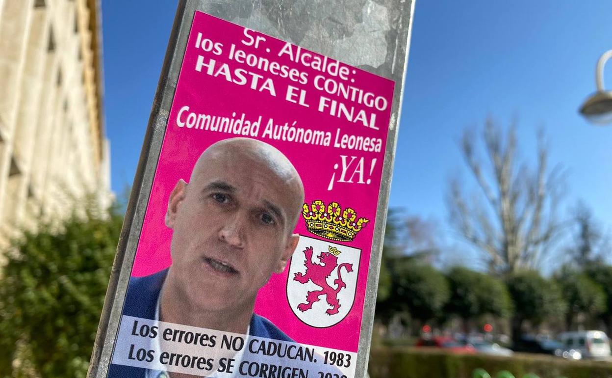 Los leoneses muestran su apoyo a través de pegatinas al alcalde de la capital por la Autonomía de León