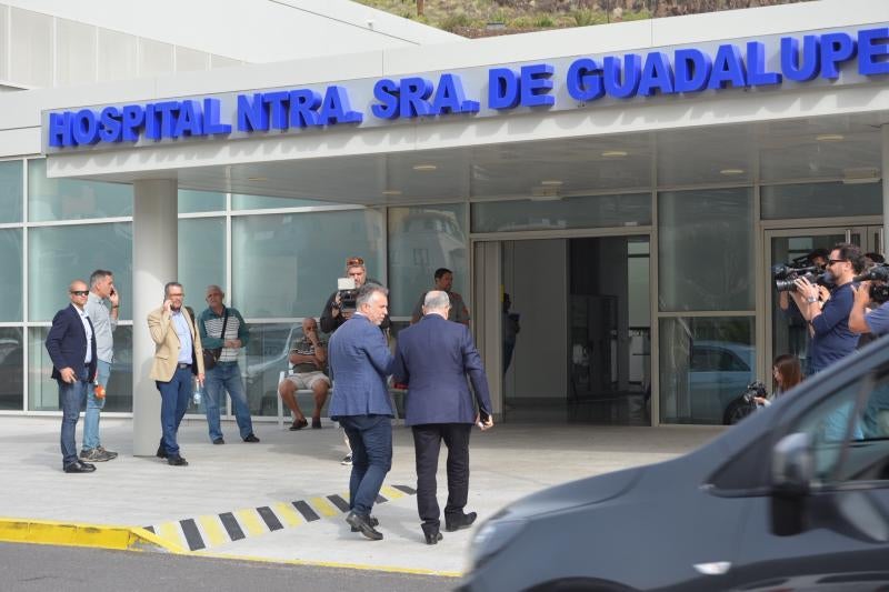 El presidente de la comunidad autónoma, Ángel Víctor Torres (i), y el presidente del Cabildo de La Gomera, Casimiro Curbelo, visitan al paciente alemán infectado.