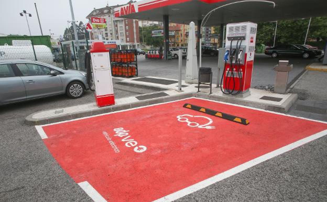 Punto de recarga de coches eléctricos en la gasolinera.