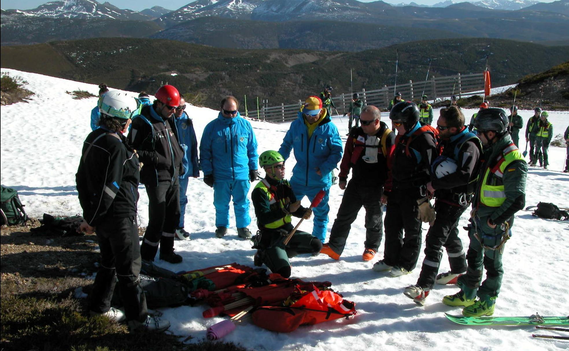 Los trabajadores de leitariegos escuchan con atención las lecciones del Greim. 