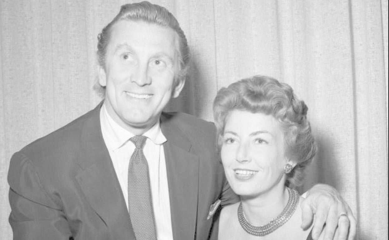 Kirk Douglas y su segunda mujer, Anne Buydens. 