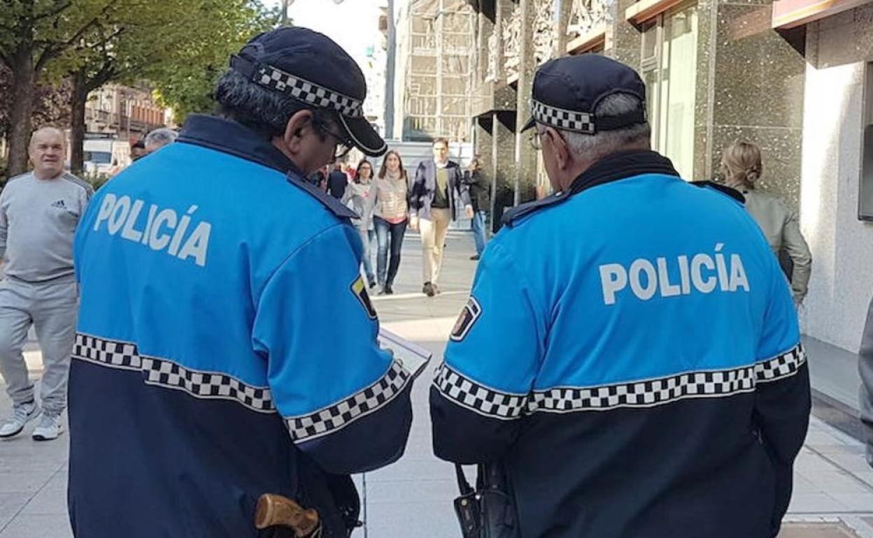 Efectivos de la Policía Local de León en el centro de la ciudad.
