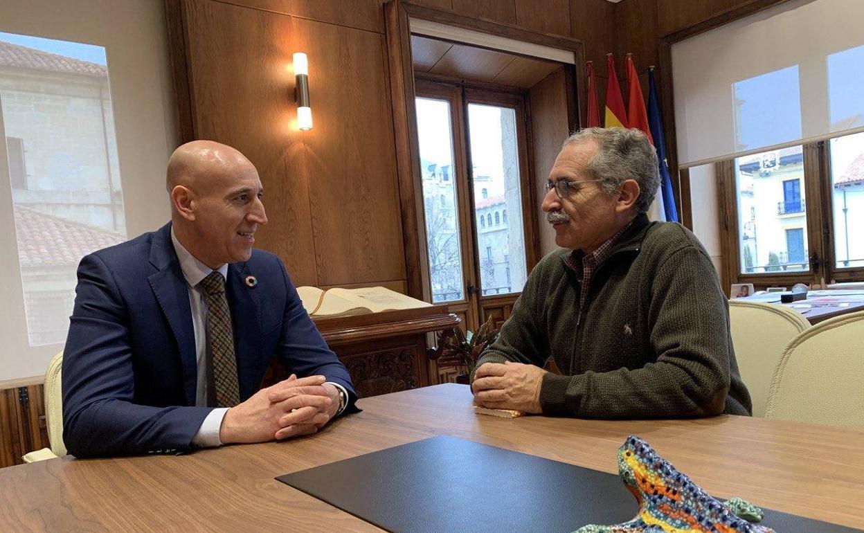 El alcalde de León, José Antonio Diez, en su encuentro con el presidente de AECC León, Estanislao de Luis.