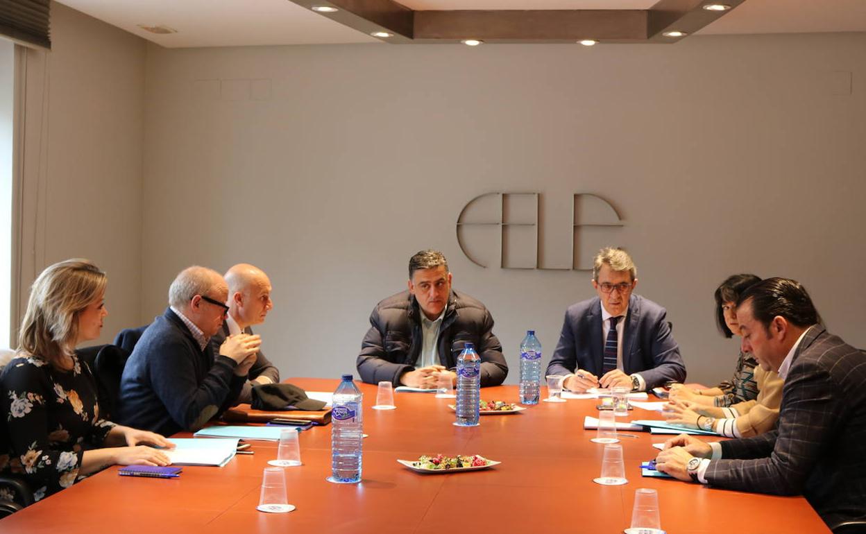 Las asociaciones de hostelería con el delegado de la Junta en León, Juan Martínez Majo.