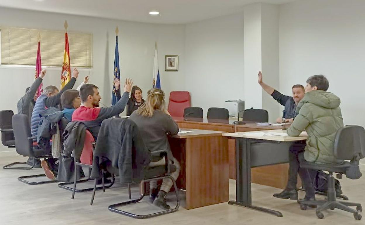 Imagen del pleno celebrado este viernes en Santovenia de la Valdoncina con la ausencia de ediles del PP.