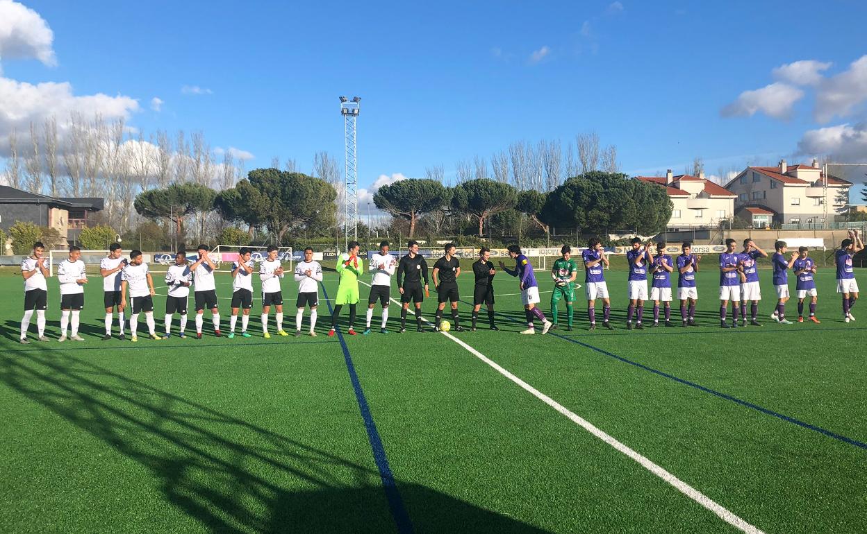 Saludo entre los equipos previo al encuentro.