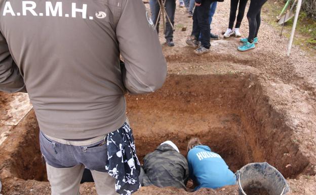 Imagen. Trabajos de la ARMH en el cementerio de León. 