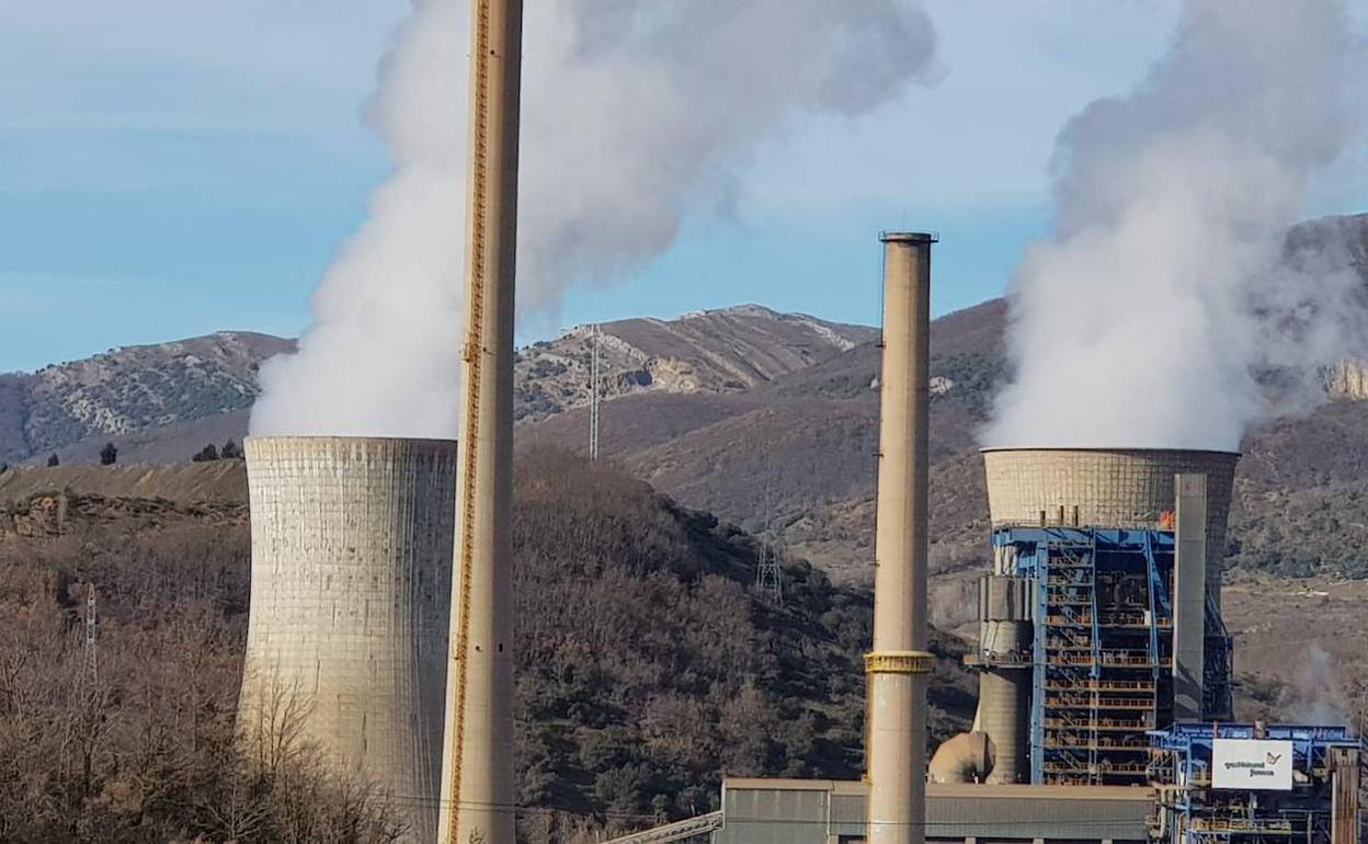 Imagen de principios de año de la térmica de La Robla quemando las reservas.