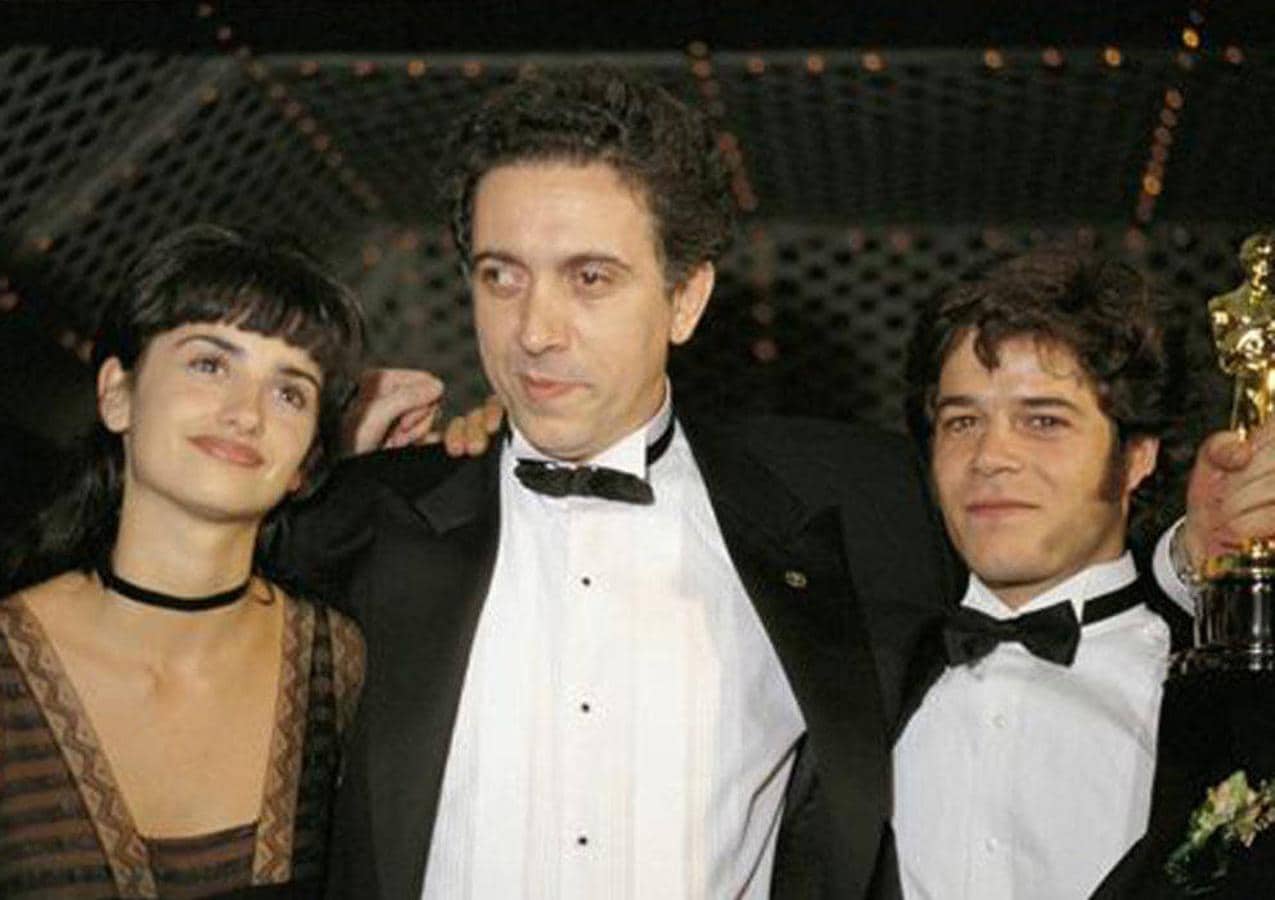 Su primer paseo por la alfombra roja de los Oscar fue en 1993, con Jorge Sanz y Fernando Trueba, que se llevó el premio a la mejor película de habla no inglesa por 'Belle époque'. Lució un atuendo marrón de marca desconocida que, por suerte, ha quedado en el olvido, al igual que su peinado. 