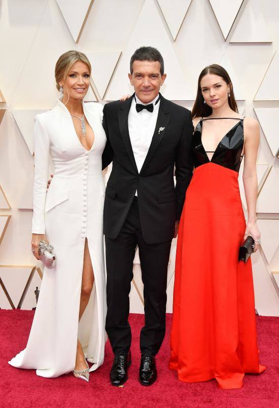 Antonio Banderas, de Dior, posa con su hija, Stella -de Givenchy-, y su pareja, Nicole Kimpel (izquierda), con un vestido de Pronovias. 