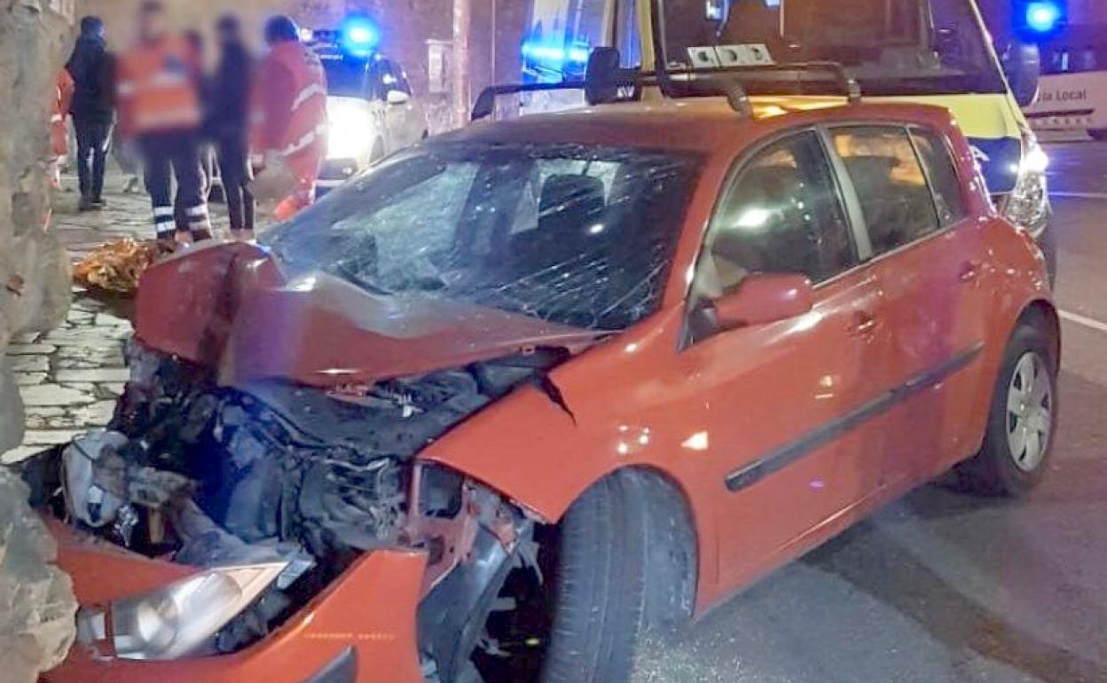 Imagen del vehículo tras impactar contra la muralla de León.