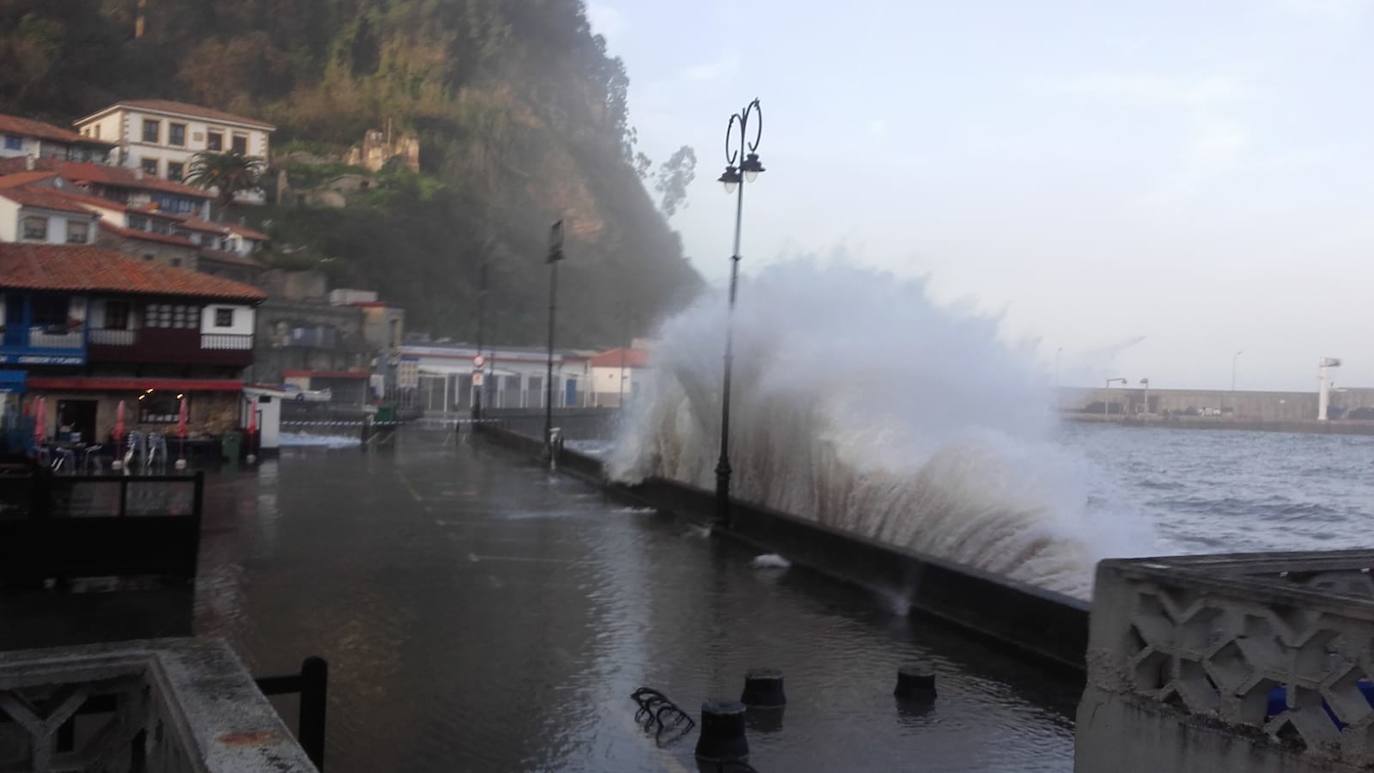 La boya del puerto de Gijón registró olas de ocho metros y la costa de la región permanece en alerta naranja.