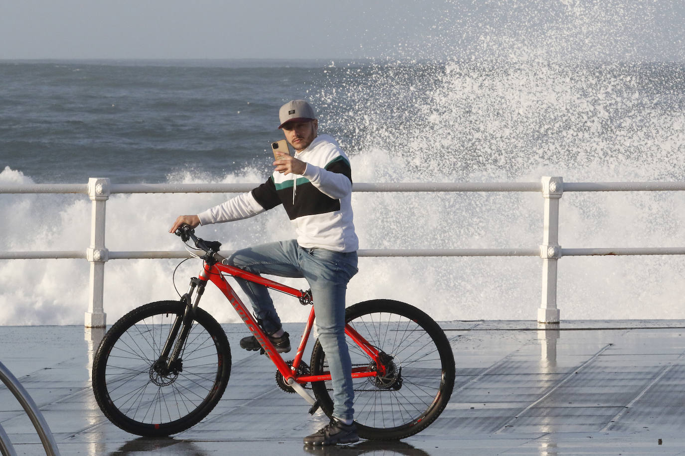 La boya del puerto de Gijón registró olas de ocho metros y la costa de la región permanece en alerta naranja.