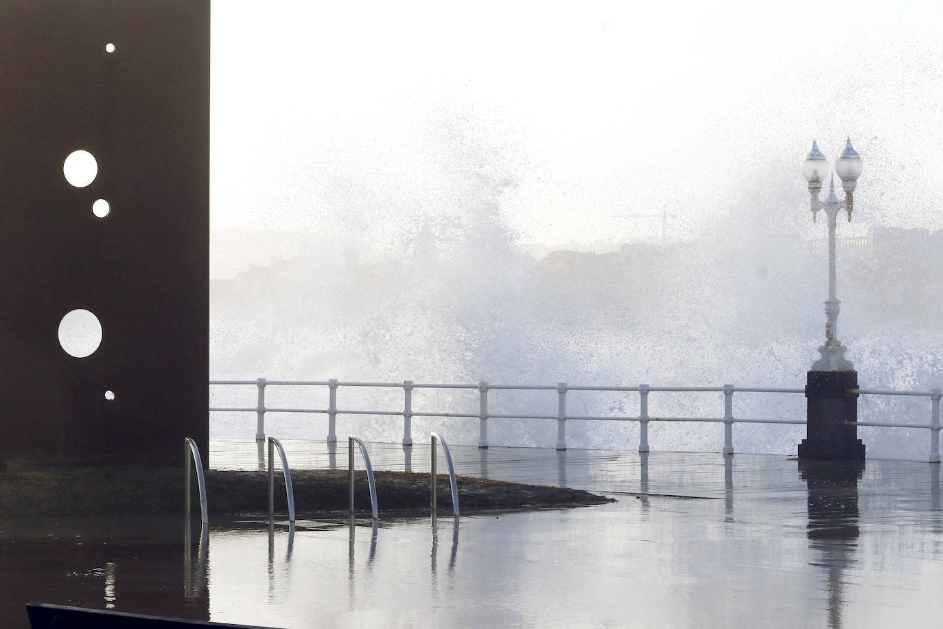 La boya del puerto de Gijón registró olas de ocho metros y la costa de la región permanece en alerta naranja.