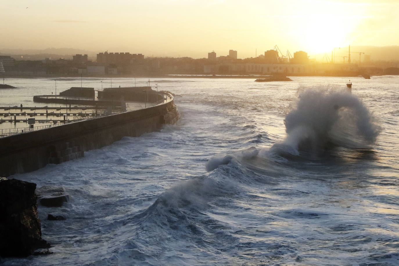 La boya del puerto de Gijón registró olas de ocho metros y la costa de la región permanece en alerta naranja.