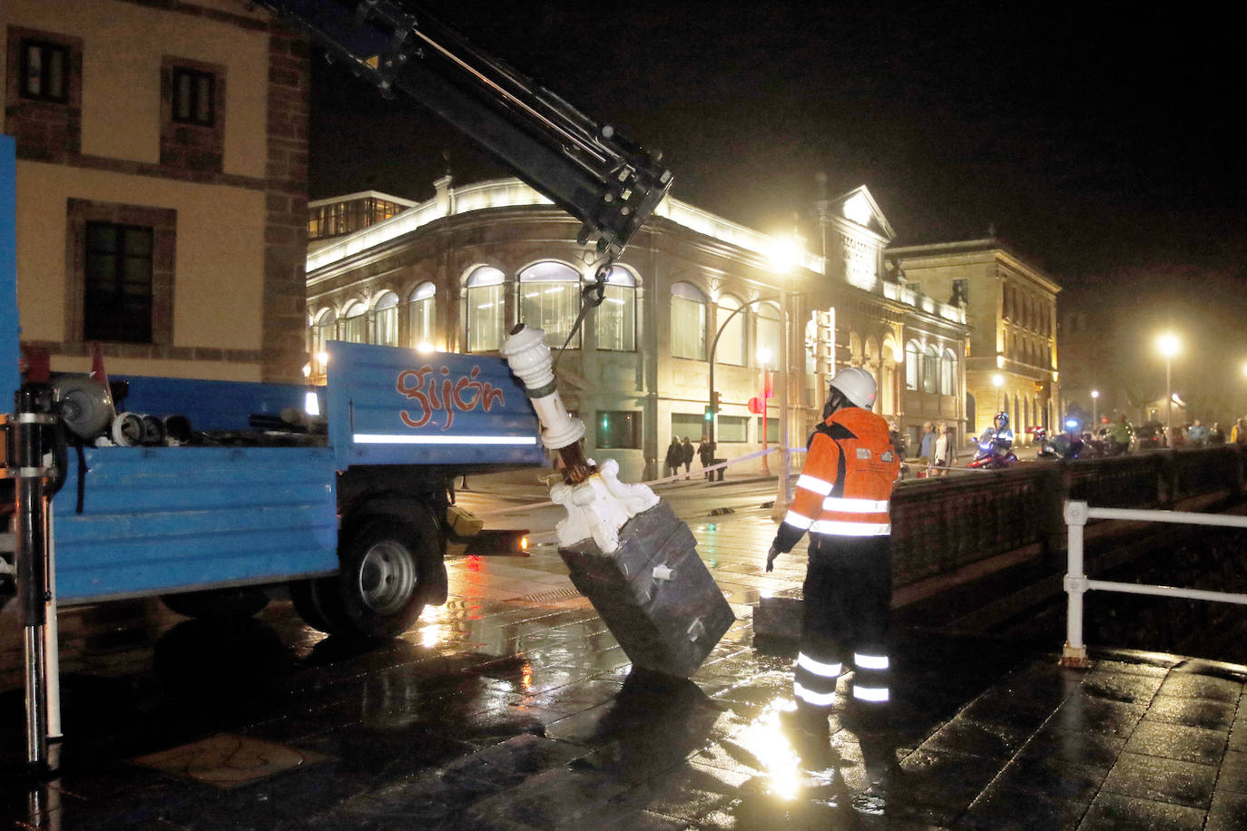 La boya del puerto de Gijón registró olas de ocho metros y la costa de la región permanece en alerta naranja.