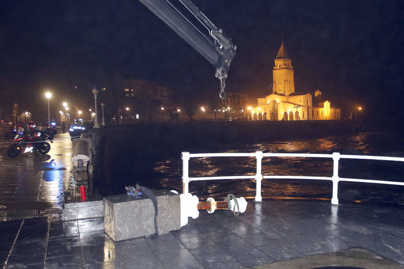 La boya del puerto de Gijón registró olas de ocho metros y la costa de la región permanece en alerta naranja.