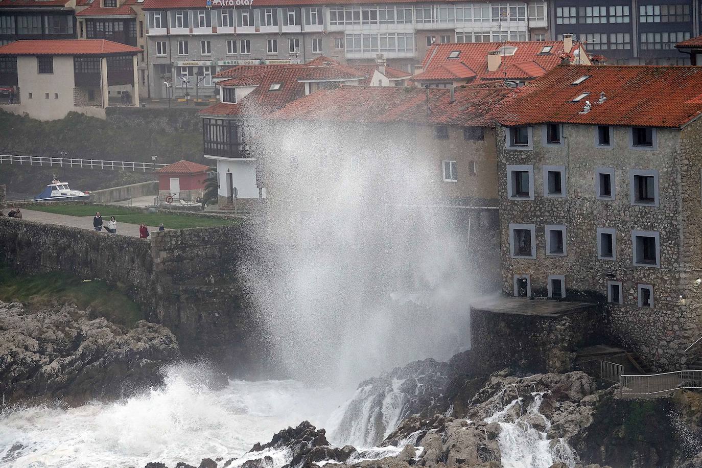 La boya del puerto de Gijón registró olas de ocho metros y la costa de la región permanece en alerta naranja.