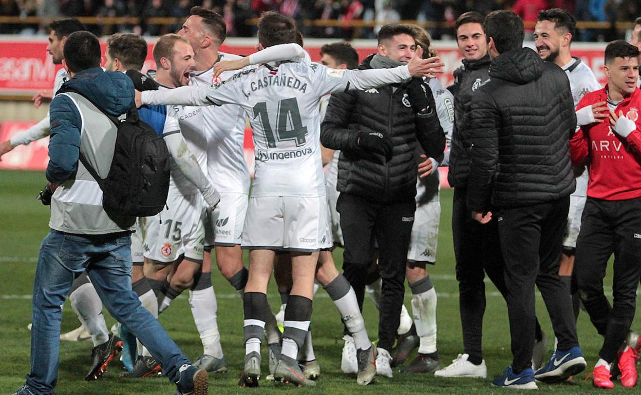 Los jugadores de la Cultural celebran el pase de ronda en Copa del Rey ante el Atlético de Madrid.