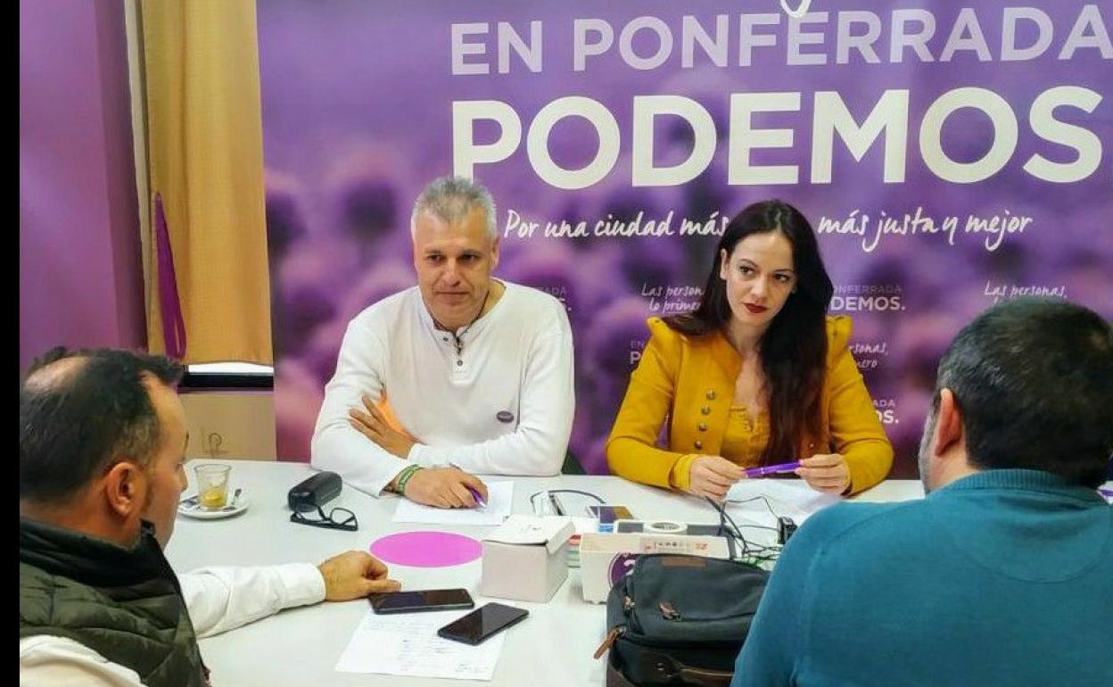Los representantes de Podemos en la reunión con los secretarios comarcales de UGT y CCOO. 