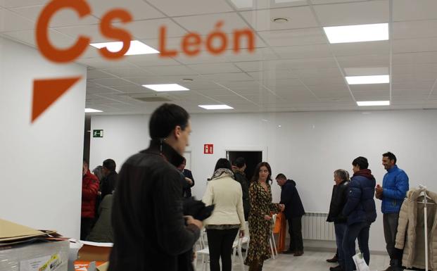 Afiliados de Ciudadanos León en su sede.