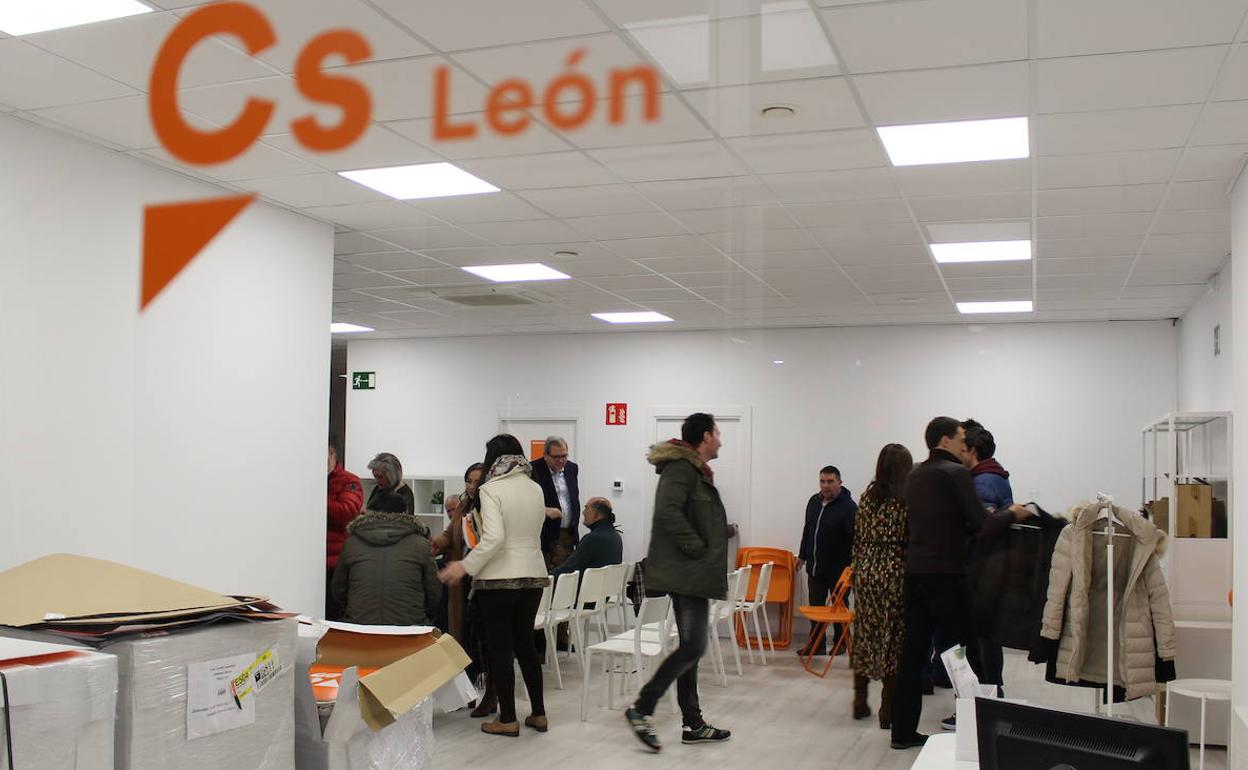 La sede de Ciudadanos, instantes antes de la asamblea, denegando la entrada a los medios.