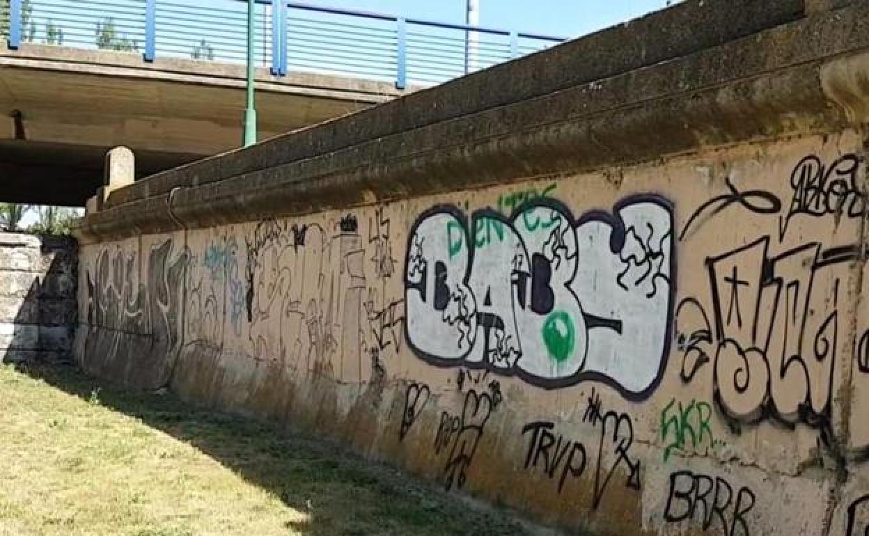 Imagen de unos grafitis ilegales en León.