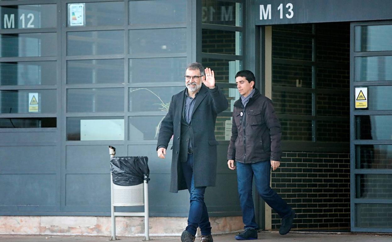 El presidente de Òmnium Cultural, Jordi Cuixart, a la salida de la cárcel. 