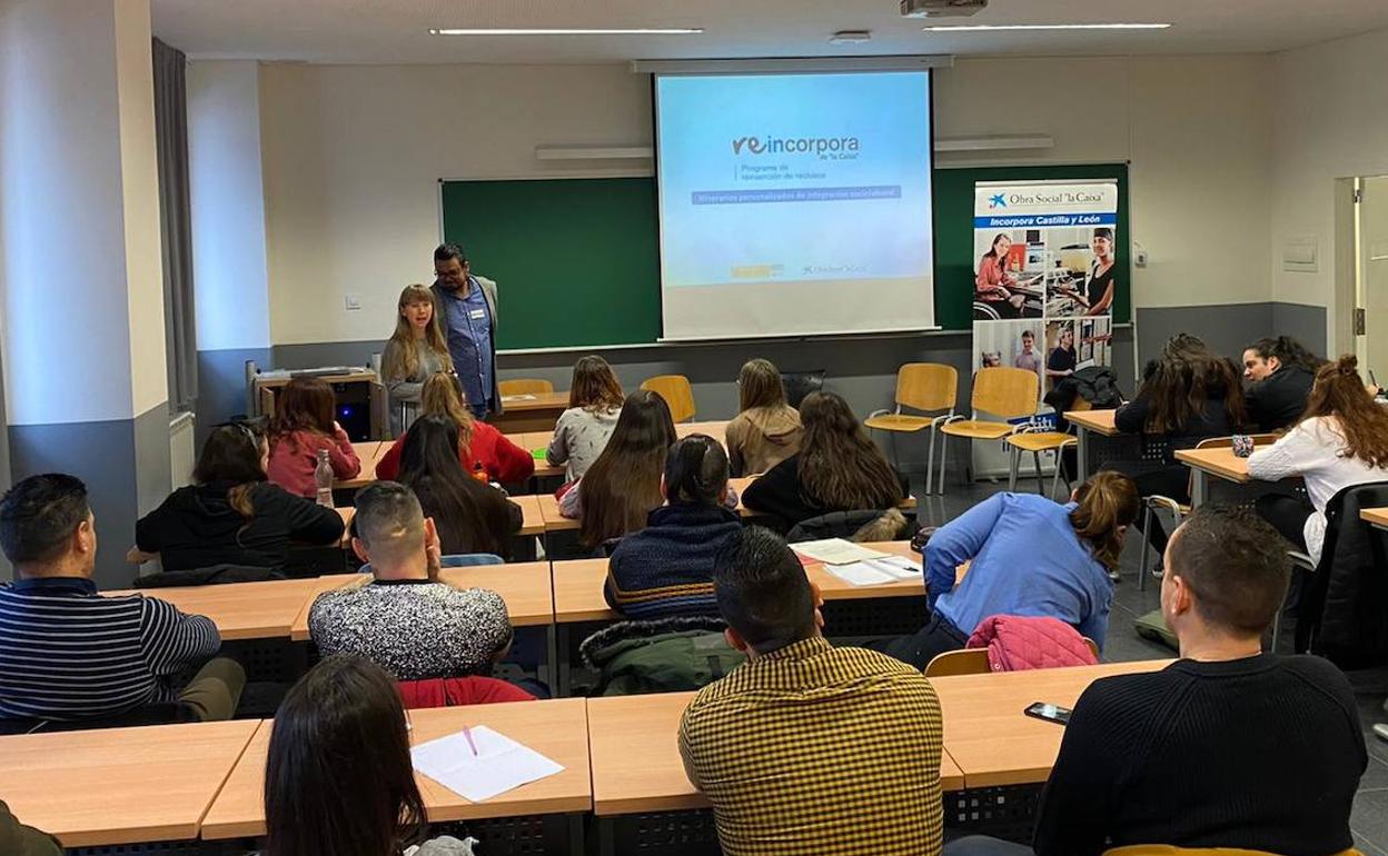 Internos del Centro Penitenciario de León realiza un servicio comunitario en la Facultad de Educación Social