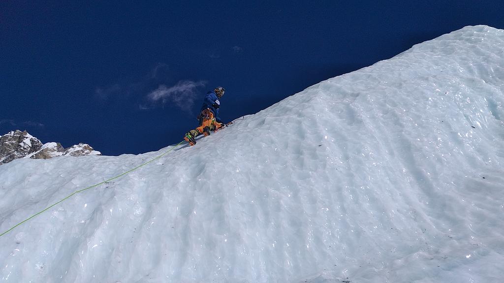 El leonés Sergio Pérez Fernández participa en la expedición de Álex Txikon para asaltar la cima más alta del mundo, el Everest. El montañero participa en la expedición 'Road to Himalayas' que espera hacer cima a partir del día 20.