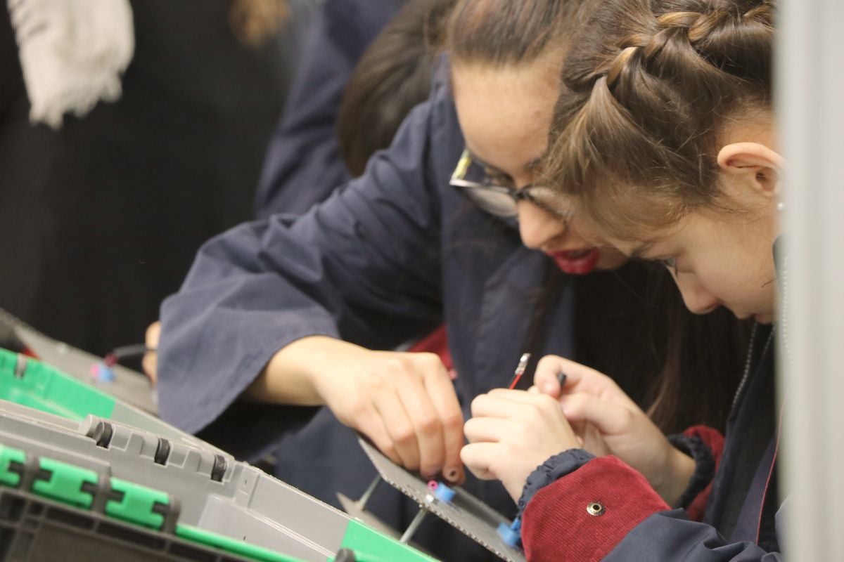 Alumnos del colegio Leonés visitan las instalaciones de la empresa Soltra, dentro de una campaña en colegios y redes sociales para fomentar la inclusión social y laboral.