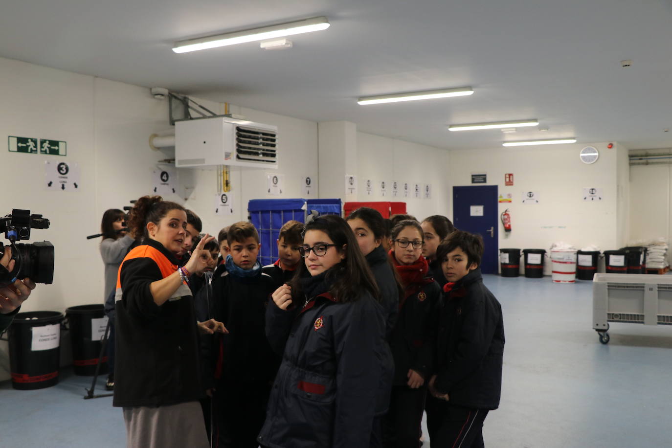 Alumnos del colegio Leonés visitan las instalaciones de la empresa Soltra, dentro de una campaña en colegios y redes sociales para fomentar la inclusión social y laboral.