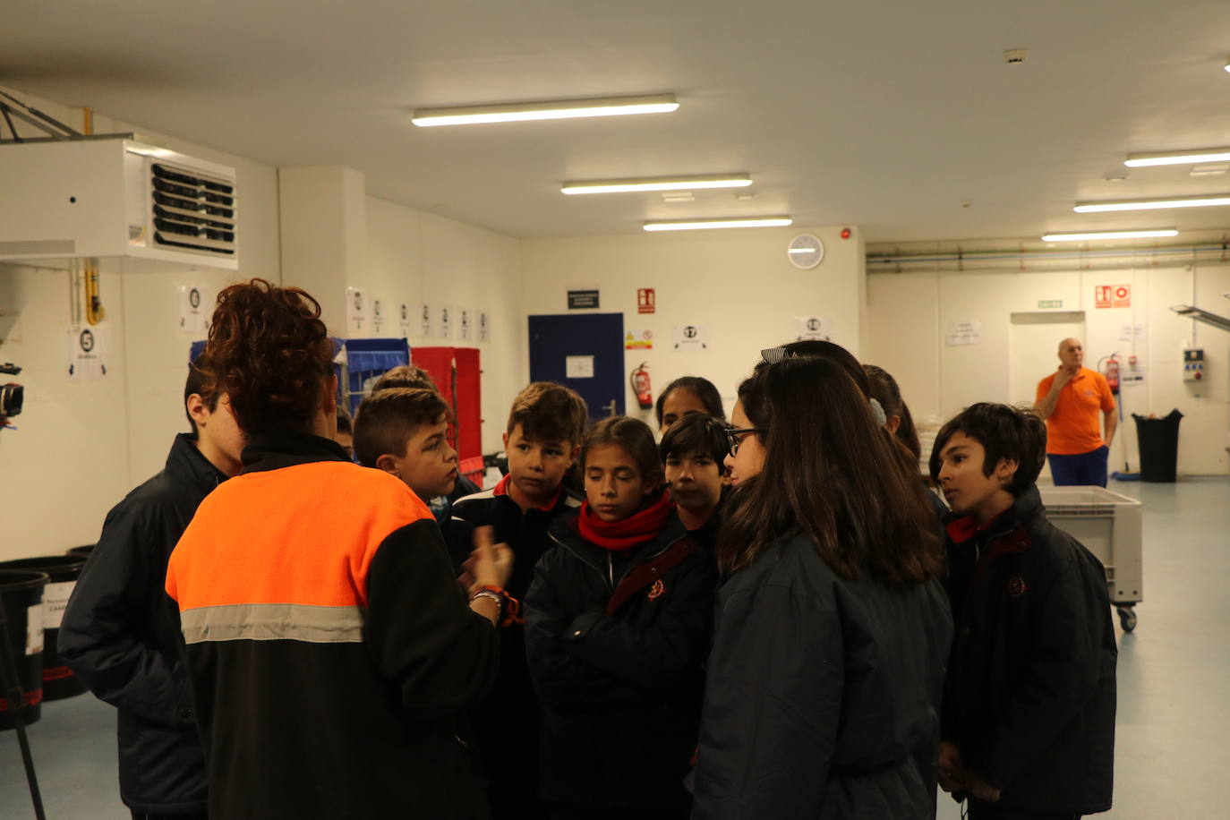 Alumnos del colegio Leonés visitan las instalaciones de la empresa Soltra, dentro de una campaña en colegios y redes sociales para fomentar la inclusión social y laboral.