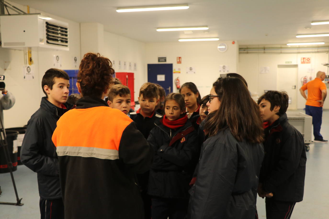 Alumnos del colegio Leonés visitan las instalaciones de la empresa Soltra, dentro de una campaña en colegios y redes sociales para fomentar la inclusión social y laboral.