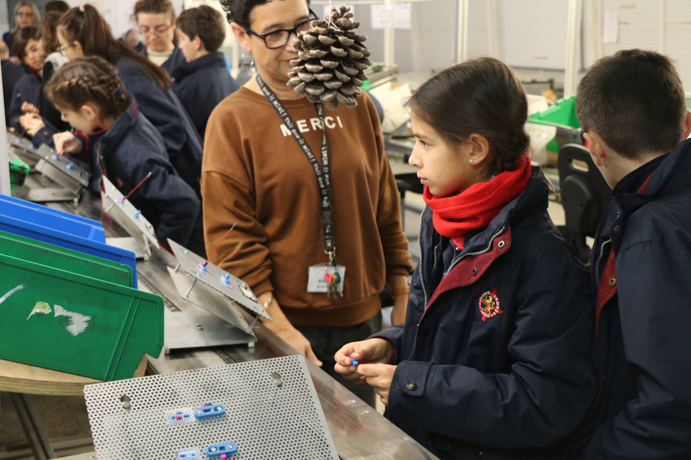 Alumnos del colegio Leonés visitan las instalaciones de la empresa Soltra, dentro de una campaña en colegios y redes sociales para fomentar la inclusión social y laboral.