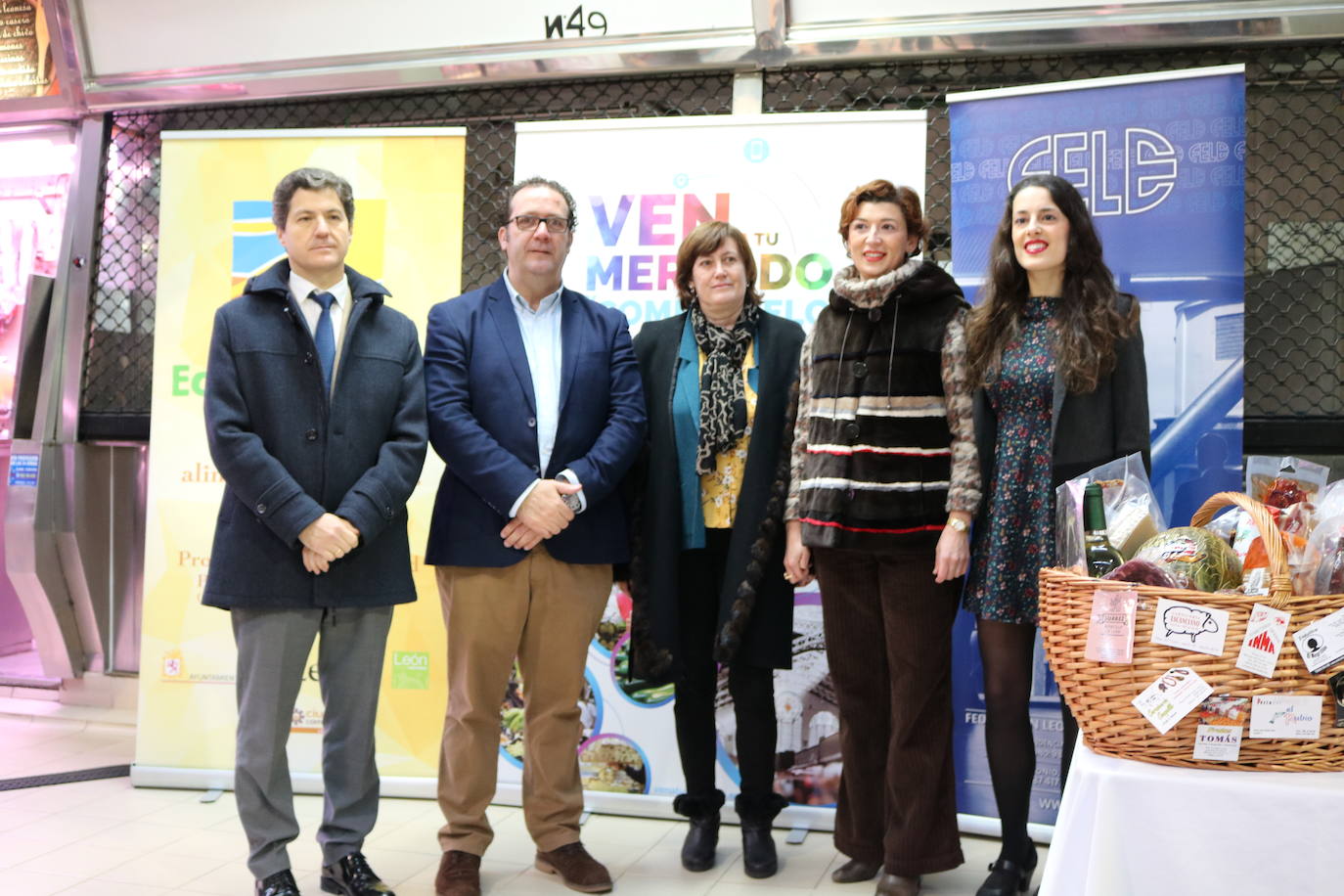 Paula Marcos recibe su premio, valorado en 200 euros. 