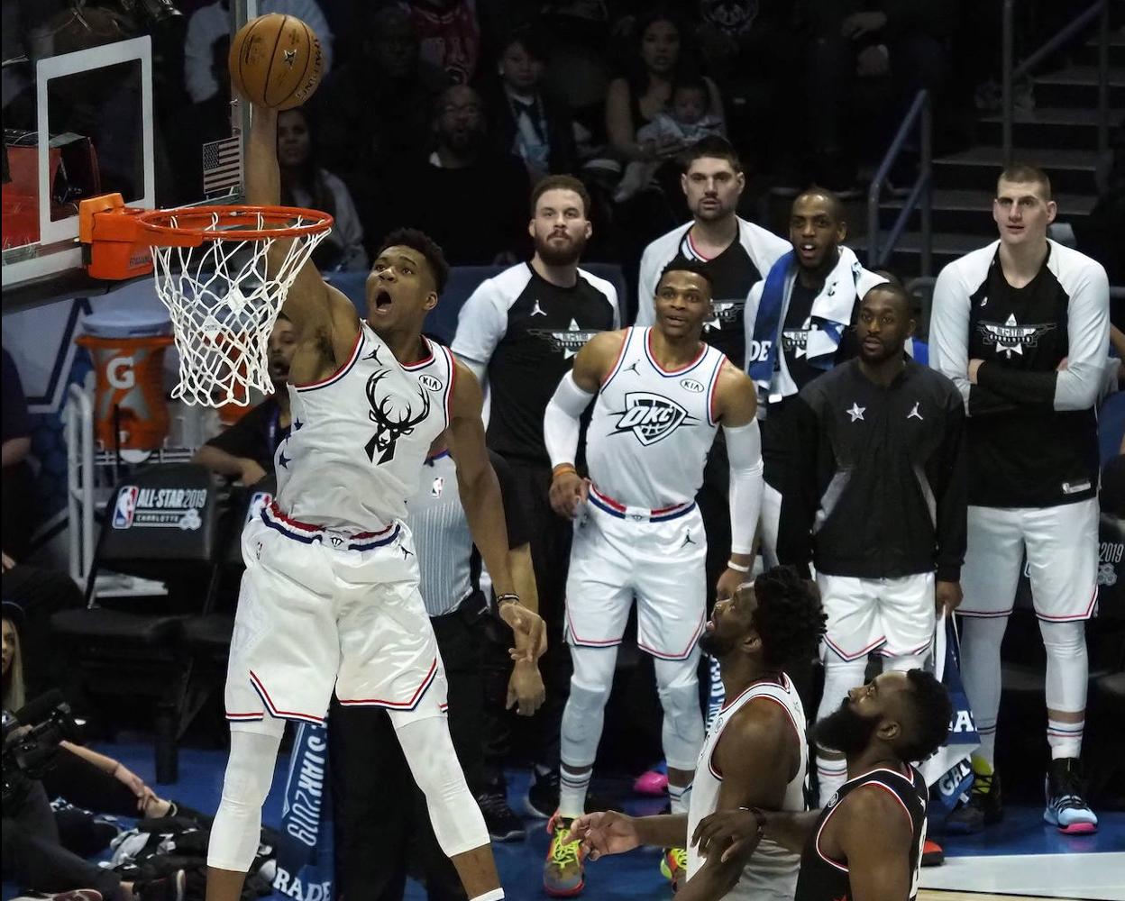 Antetokounmpo se dispone a machacar durante el All Star Game de 2019. 