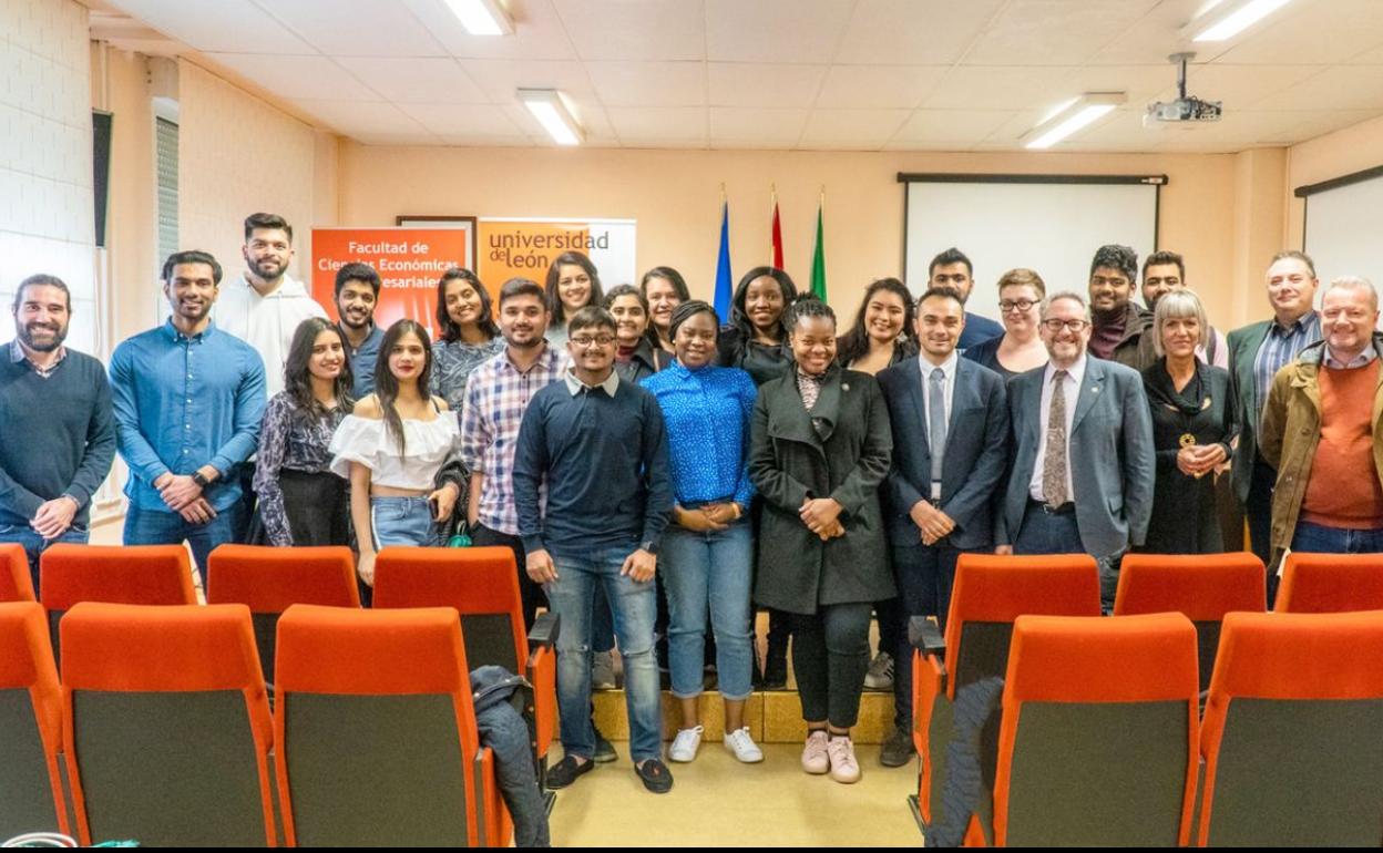 Foto de familia de los alumnos junto a profesores de la ULE.